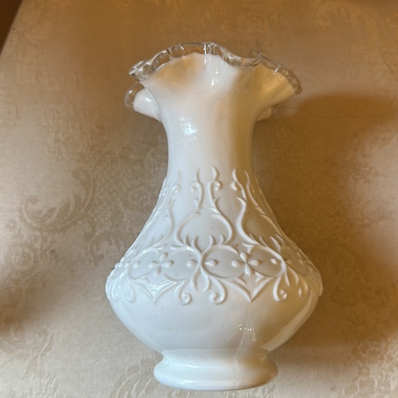 Fenton milk glass SilverCrest Spanish Lace with ruffled edge vase - Picture 4 of 11